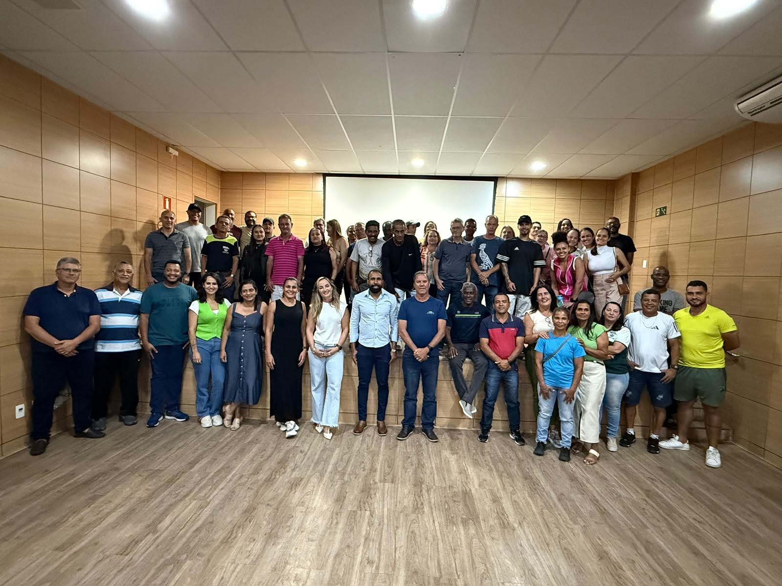 Ítalo Soares ao lado dos participantes após uma palestra